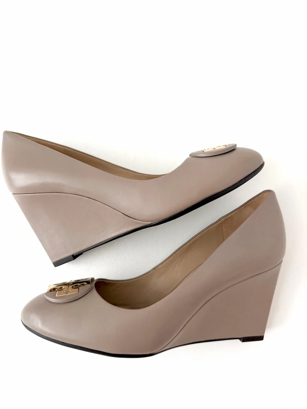TORY BURCH | Luna Wedge Pumps French Gray Leather Logo Medallion Heels Size 7.5